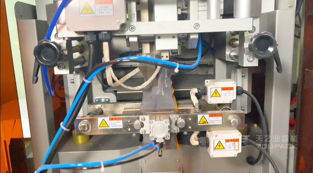 Máquina automática de embalaje vertical de papas fritas bocadillos Alta velocidad 120BPM Máquina inteligente de pesaje y embalaje