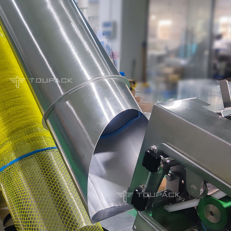 Máquina de embalaje de bolsas de malla de ajo con grapas Máquina de embalaje de bolsas de malla de jengibre semiautomática